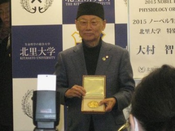 ノーベル賞授与式から帰国した大村氏が会見、「人材育成に関わっていきたい」