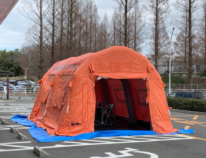ある大学病院は流行期に備え、敷地内に臨時のテントを設営。疑い患者を診る体制を整えている
