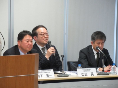 2020年3月に会見した大阪大学の森下竜一教授とアンジェスの山田英社長、タカラバイオの峰野純一取締役（左から）