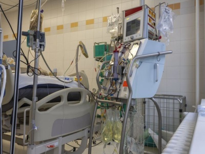 重症化した患者の一部は、体外式膜型人工肺(ECMO)による治療も実施される(画像:123RF)