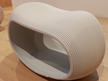 スタートアップ3社、バイオマスプラ・生分解性プラで家具を3Dプリント