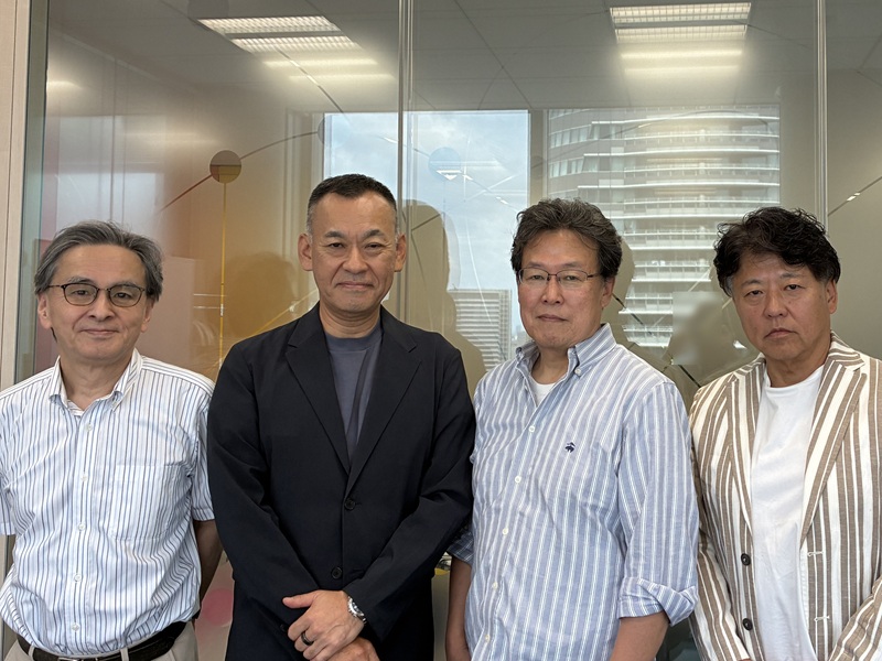 右からNANO HD代表取締役会長兼社長CEO／NBI取締役の松村淳氏、NANO HD取締役CIO／NBI代表取締役の飯野智氏、ナティアスの代表取締役会長兼CEOに就任したNANO HD取締役CGO/NBI取締役の富所伸広氏、NANO HD取締役CTO／NANO MRNA代表取締役社長の秋永士朗氏（撮影＝日経バイオテク、2026年8月10日撮影）