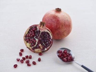 落葉小高木のザクロは赤朱色の花が咲き、果実は食用にされる。トルコから中東にかけて広く栽培されており、ザクロ果実の産出量トップは年100万t規模のイラン。日本では食用ザクロはほとんど栽培されていない(画像提供:ダイセル)